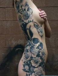 女性全裸侧腰黑白骷髅和花朵纹身