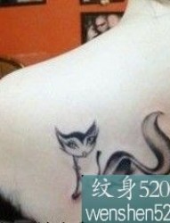 左后肩部的小清新黑白小狐狸纹身图