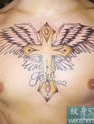 胸前好看的彩色十字架和翅膀纹身图