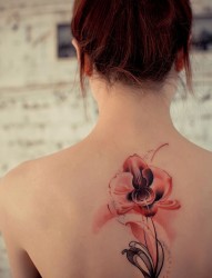 创意粉色花朵后背纹身图