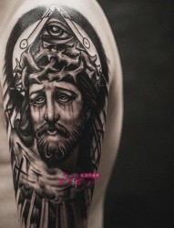 欧美耶稣创意手臂纹身图