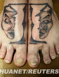 男士脚背黑白个性头像刺青图案