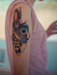 可爱兔子布偶手臂纹身图