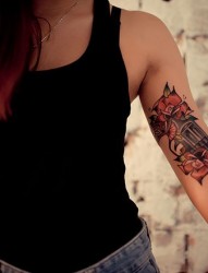 女生手臂个性花枪纹身图案