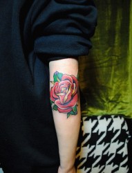 红色玫瑰花手臂纹身图案