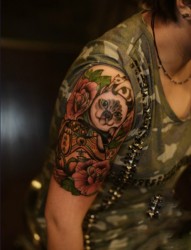 大臂猫与玫瑰时尚纹身图案