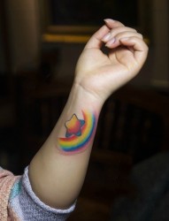 个性彩虹星星手臂纹身图案