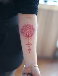 时尚小手臂红色梵花纹身图案