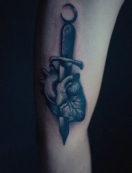 手臂剑刺心脏个性纹身图
