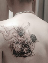 男生后肩小天使纹身图案
