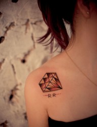 女生肩部红色钻石纹身图