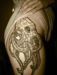 美女腿上的一条乖巧的八爪鱼纹身图案