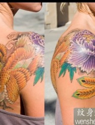 国外美女肩膀牡丹凤凰纹身图案图片