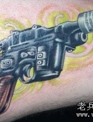 手臂上一款超酷的手枪纹身图案