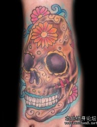 腿部一款骷髅和花朵的纹身图案