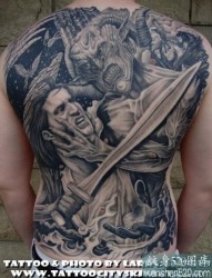 一款满背纹身，战士和恶魔