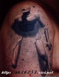 大臂上一款3D石雕人纹身