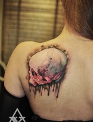 分享美女后背的一款彩色骷髅纹身图案