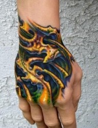 手背上一款彩色3D纹身图