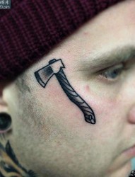 欧美男人脸上一张个性斧头纹身图案