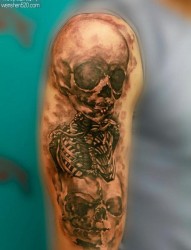 大臂上的一张骷髅纹身图案