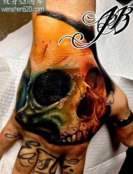 手背上一张时尚彩色骷髅纹身作品
