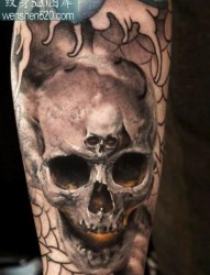 小臂上一张个性恐怖的骷髅头纹身作品