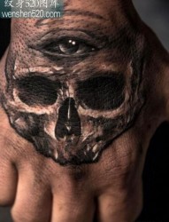 手背上一张个性骷髅纹身