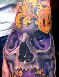 手背上一张紫色骷髅纹身
