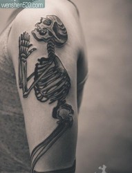 手臂帅气经典的祈祷的骷髅纹身图案