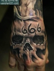 手背上一张骷髅纹身作品