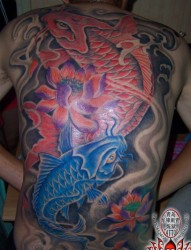 红、蓝鲤鱼加莲花的纹身