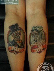 女生腿部一张时尚经典的骷髅夫妻纹身图案