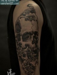 手臂时尚很帅的一张黑灰骷髅纹身图案