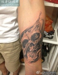 男生手臂流行经典的黑灰骷髅纹身图案