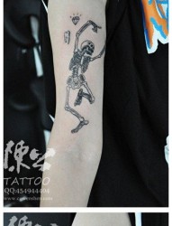 手臂一张时尚很酷的跳舞的骷髅纹身图案