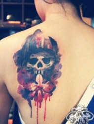 一张时尚经典的水墨骷髅与兰花纹身图案