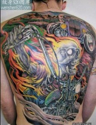 男人后背满背超帅的骑摩托的骷髅纹身图案