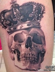 腿部一张很酷经典的骷髅与皇冠纹身图案