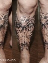 男人腿部一张经典潮流的羊头骷髅纹身图案