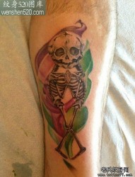 腿部一张另类潮流的骷髅纹身图案