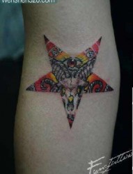 手臂一张潮流经典的五角星与羊头纹身图案