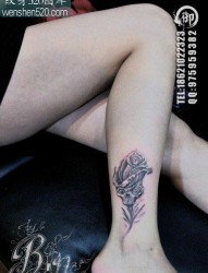 女生腿部一张另类经典的骷髅玫瑰花纹身图案