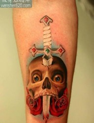 手臂经典超帅的匕首与骷髅纹身图案
