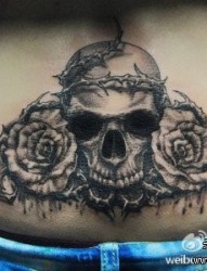美女腰部潮流很酷的骷髅玫瑰花纹身图案