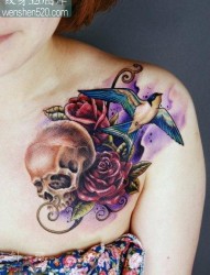 女生前胸时尚经典的骷髅玫瑰花与燕子纹身图案