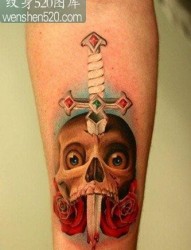 男人手臂霸气经典的匕首与骷髅纹身图案