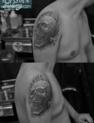 男人手臂霸气超酷的黑白骷髅纹身图案