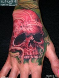 手臂超酷的彩色骷髅纹身图案