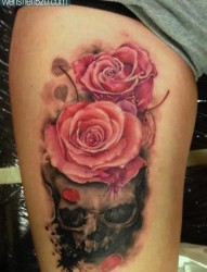 女人腿部时尚经典的骷髅与玫瑰花纹身图案